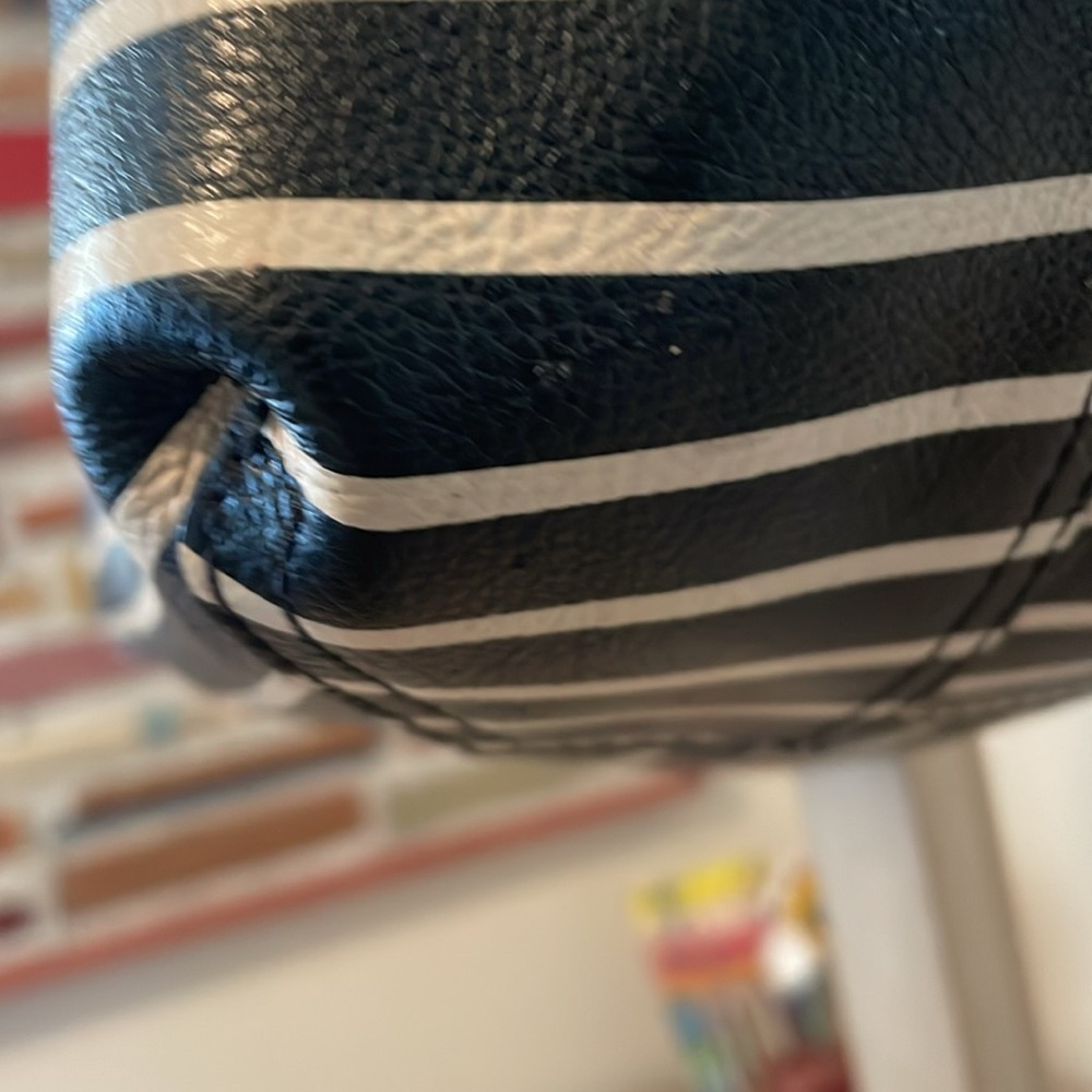 Kate Spade Arch Lauren Stripe Reversible
Tote In Black & Cream and Black. - Picture 12 of 15